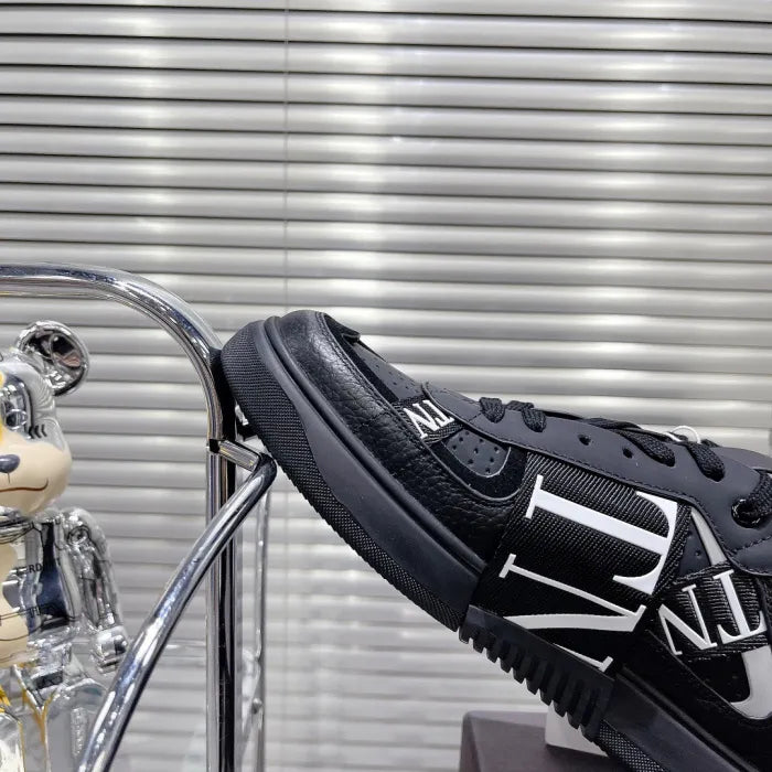 V - SNEAKERS