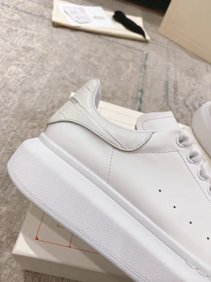 A - SNEAKERS