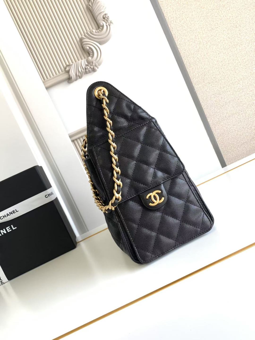 25 Small Handbag Grained Calfskin &amp; Gold-Tone Metal Bag